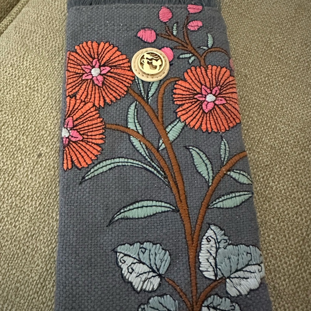 Beautiful Spartina 449 embroidered glass case.